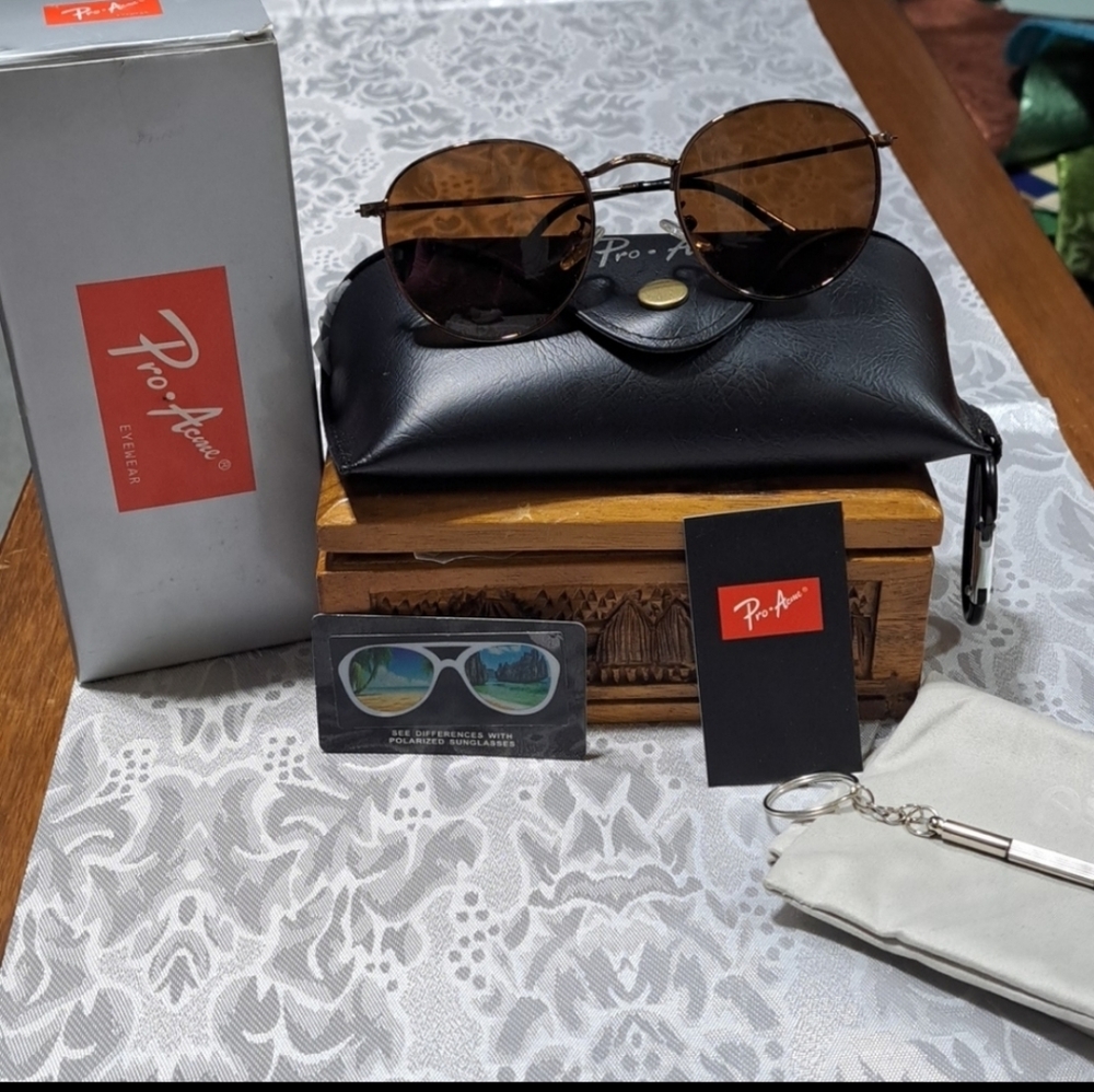 NEW IN BOX UNISEX STYLE BROWN POLARIZED POLYCARBONATE LENSES WITH SCRATCH COAT